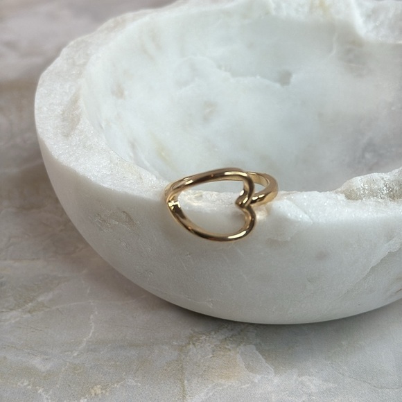 Elegant Gold Heart Ring - Picture 6 of 7